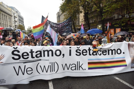 Ett tusental personer deltog i en förkortad EuroPride-manifestation i Belgrad den 17 september 2022.