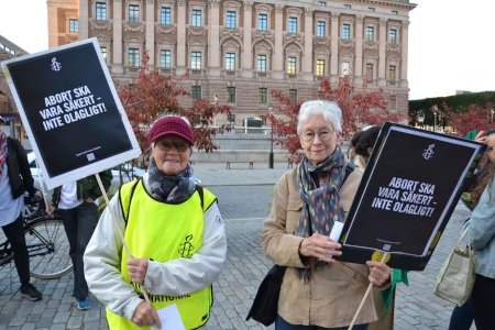 Agneta och Birgitta (som ej vill ha med sina efternamn) deltar i manifestationen för aborträtt.