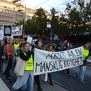 Demonstrationståget på väg upp längs Hamngatan.