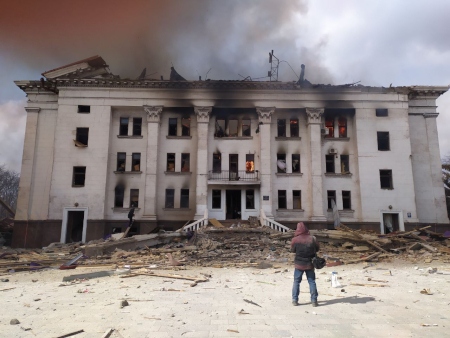 Teatern i Mariupol bombades av ryskt flyg.