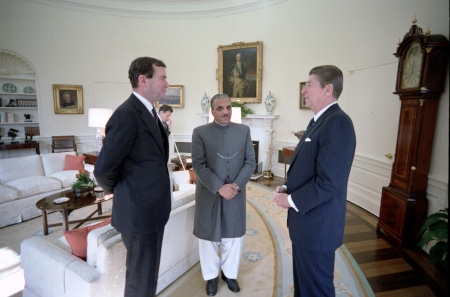 USA såg Zia ul-Haqs militärregim i Pakistan som en nära allierad i kampen mot kommunismen. Här besöker Zia ul-Haq (i mitten) USA 7 december 1982 och möter Bill Clark (till vänster), nationell säkerhetsrådgivare och president Ronald Reagan.