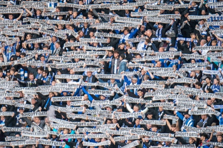 Olympiastadion i Berlin 12 november. Inför bundesligamatchen mellan Hertha Berlin och FC Köln visar Berlin-fansen upp ett hav av halsdukar med krav på bojkott av VM i Qatar. Hertha vann med 2-0.