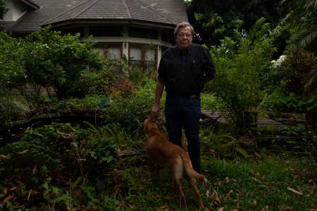 I vad som en gång var en fruktträdgård har Bertil Lintner och hans fru Hseng Noung Lintner byggt sitt hem, strax utanför Chiang Mai i norra Thailand.