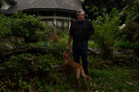 I vad som en gång var en fruktträdgård har Bertil Lintner och hans fru Hseng Noung Lintner byggt sitt hem, strax utanför Chiang Mai i norra Thailand.