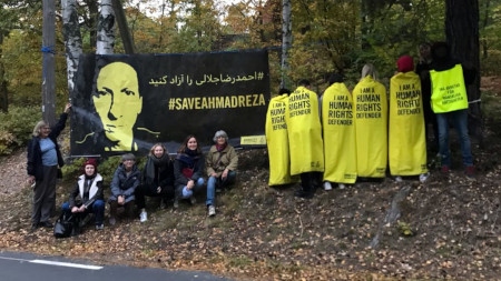 Den 10 oktober 2019 satte Amnesty-aktivister upp en banderoll mittemot Irans ambassad i Stockholm.