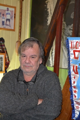 Historikern Martín Correa i sitt hem i Valdivia. År 2022 publicerades hans bok som beskriver chilenska statens plundring av mark från mapuchefolket.