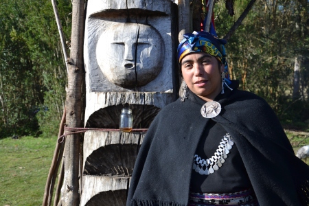 Machi Millaray Huichalaf har en totempåle på sin gård, vid vilken hon genomför ceremonier för att hela folk. Machi Millaray är både en andlig och politisk ledare.