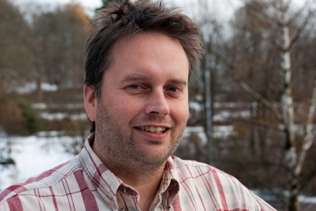 Niclas Sennerteg är journalist på Borås Tidning. Nu har han skrivit en bok om journalisters roll i folkmord.
