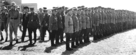 Generalmajor Vasilij Novikov från den sovjetiska armén och brigadgeneral J. G. E. Tiarks inspekterar soldater inför en gemensam brittisk-sovjetisk militärparad i Teheran i september 1941 efter att Iran ockuperats.