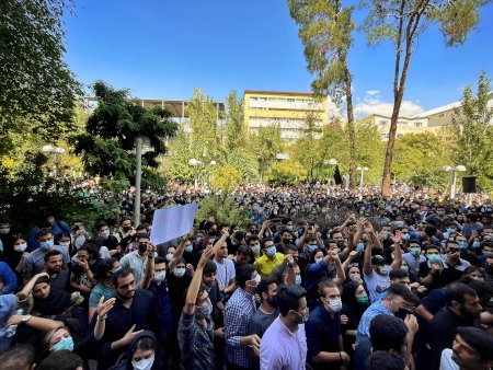 Protest i september 2022 på Amir Kabir-universitetet i Teheran.