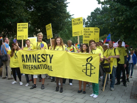 Amnesty sår nytt medlemsrekord i Sverige. På bilden syns Amnestys sektion i Prideparaden i Stockholm sommaren 2009.
