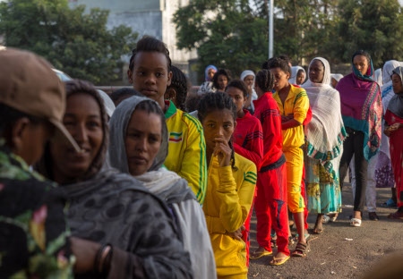 Väljare står i kö den 24 maj utanför en vallokal i Addis Abeba, Etiopiens huvudstad.