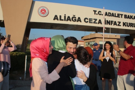 Taner Kılıç, numera hedersordförande i Amnesty Turkiet, lämnade häktet i Izmir den 15 augusti 2018 och möttes av sin familj efter 14 månader i häkte.