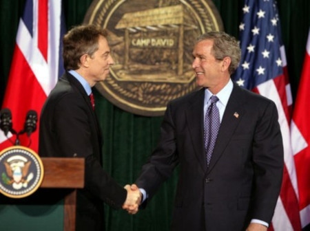 Storbritanniens premiärminister Tony Blair och USA:s president George W Bush möts den 27 mars 2003  för att diskutera sin invasion av Irak.