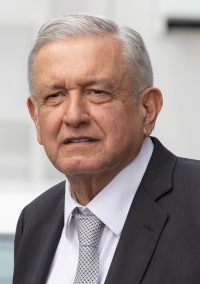 Andrés Manuel López Obrador, allmän kallad AMLO, vann valet 1 juli 2018 och blev president 1 december 2018. Han är en veteran i mexikansk politik och tillhör vänsterrörelsen Morena.