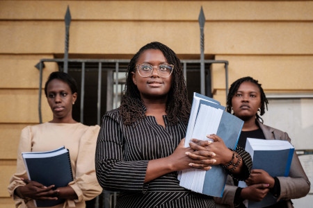 De kenyanska juristerna Valerie Omari, Mercy Mutemi och Damaris Mutemi håller pressmöte sedan de den 14 december 2022 lämnat in en stämning mot Meta i en domstol i Nairobi.