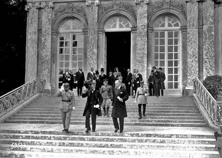 Den ungerska delegationen lämnar Trianon efter att ha skrivit på fredsfördraget 4 juni 1920.