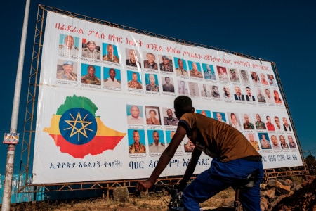 En affischtavla i Bahir Dar i Amhara den 26 november 2020. Porträtt av medlemmar i TPLF som eftersöks av federal polis anklagade för landsförräderi.