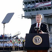 George W Bush håller segertal och utropar den 1 maj 2003 att kriget i Irak har vunnits.