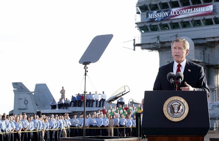 George W Bush håller segertal och utropar den 1 maj 2003 att kriget i Irak har vunnits.
