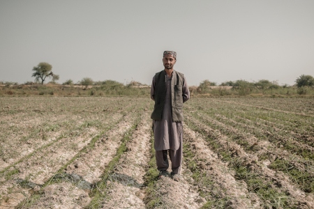 Abdul Rahzid, markägare utanför Sanghar är orolig för de som arbetar på hans fält och han försöker ge dem så mycket jobb han kan även om möjligheterna minskar på grund av att marken försaltats efter att vattnet dunstat och försämrat jordkvaliteten för kommande års skördar.