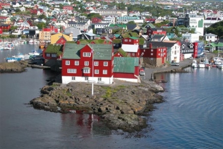 Tórshavn är huvudstad i Färöarna som ligger mellan Skottland och Island.