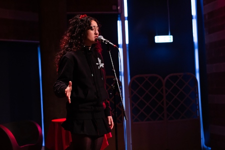 Efter middagen på lördagen fick årsmötesdeltagarna lyssna till Natali Noor, svensk låtskrivare, producent och sångare som blandar RnB/Soul med sina persiska rötter. Hon sjöng bland annat en persisk version av ”Bella Ciao” som blev en av proteströrelsens sånger i Iran hösten 2022.