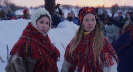 Ella Marie Hætta Isaksen och Sofia Jannock i ”Ellos eatnu – Låt älven leva”.