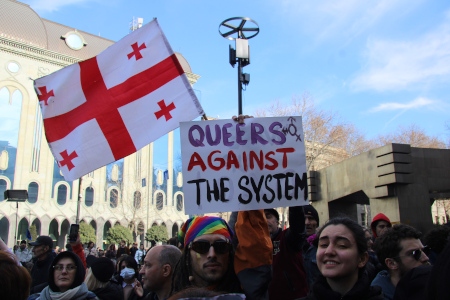 I början av mars hölls stora protester utanför parlamentet i Tbilisi mot den så kallade ”agentlagen” eller ”den ryska lagen”. Hbtqi-rörelsen fanns representerad bland demonstranterna.