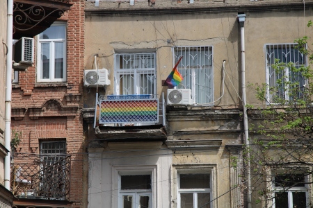 Regnbågsflaggan pryder balkongen till Tbilisi Prides kontor i centrala Tbilisi. Gatan utanför brukar kallas ”100 meters frihet” eftersom där finns flera gaybarer och andra hbtqi-vänliga ställen.