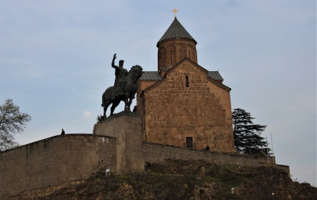 Den georgisk-ortodoxa kyrkan är enormt inflytelserik i Georgien och uttalat trans- och homofobisk.