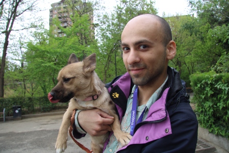 27-årige Miko Shakhdinarian är queer och dragqueen. Han var den första personen som kom till Pride Tbilisis kontor efter att det hade attackerats av högerextremister under Pride 2021. På bilden ses även hans hund Pusita.