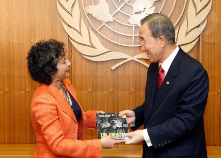 Irene Khan överlämnar sin bok om fattigdom till FN-chefen Ban Ki-moon 15 oktober 2009.