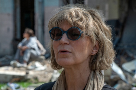 Agnés Callamard, Amnesty Internationals generalsekreterare, kritiseras i utvärderingen för inlägg på sociala medier i samband med kritiken mot pressmeddelandet. Här besöker hon Borodjanka den 2 maj 2022 där många bostadshus förstörts vid ryska anfall.