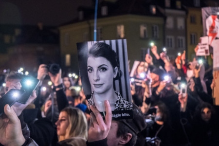 Tusentals människor samlades i Warszawa den 6 november 2021 sedan ”Izabela” hade avlidit i blodförgiftning sedan hon vägrats göra abort. Demonstranterna gick från Författningsdomstolen till hälsovårdsdepartementet.