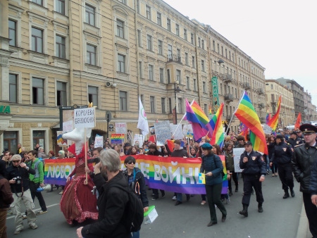 Hbtqi-aktivister deltar 1 maj 2014 i en protestmarsch i Sankt Petersburg mot rysk inblandning i Ukraina efter att Krimhalvön hade annekterats.