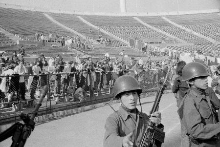 Bilderna på fångar på Nationalstadion i Santiago i september 1973 chockade omvärlden.