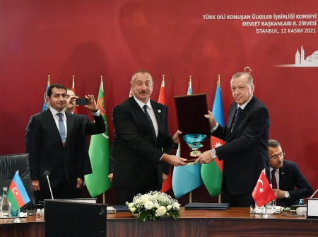 Ilham Alijev (i mitten) får den Turkiska världens högsta utmärkelse av Turkiets president Recep Tayyip Erdoğan 2021 när OTS, Turkiska rådet, höll sitt åttonde toppmöte.