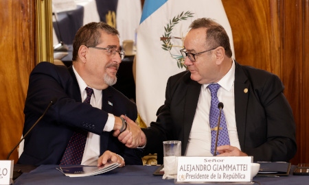 Den nyvalde presidenten Bernardo Arévalo (till vänster) möter avgående presidenten Alejandro Giammattei i presidentpalatset den 4 september.