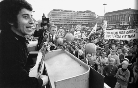 Victor Jara på besök i Helsingfors 1969 där han sjunger vid en demonstration mot USA:s krig i Vietnam.