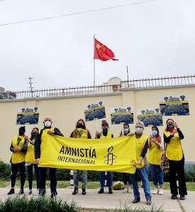 Amnesty International har runt om i världen protesterat mot lägren i Xinjiang. Här överlämnar Amnestys sektion i Peru protester till Kinas ambassad i Lima den 7 oktober 2021.
