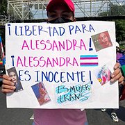 Hbtqi-aktivisten Carlos i samband med en av de protester han genomförde efter att hans syster, transkvinnan Alessandra, greps av polisen i maj. Kort därpå greps även Carlos, och sedan dess har båda syskonen suttit gripna, i enlighet med det undantagstillstånd som råder i El Salvador.