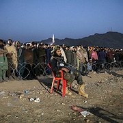 Vid gränsövergångar till Afghanistan, som här i Torkham, kommer varje dag tusentals personer till en osäker framtid. Torkham ligger i provinsen Khyber Paktunkhwa, den provins i Pakistan där det största antalet afghanska flyktingar finns.