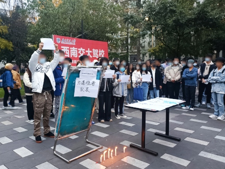 De strikta lockdownreglerna ledde hösten 2022 till omfattande protester i Kina efter att tio personer dött i en brand i Ürümqi i Xinjiang. Här är det studenter i staden Chengdu som sörjer de döda, håller upp vita papper och sjunger ”Internationalen”.