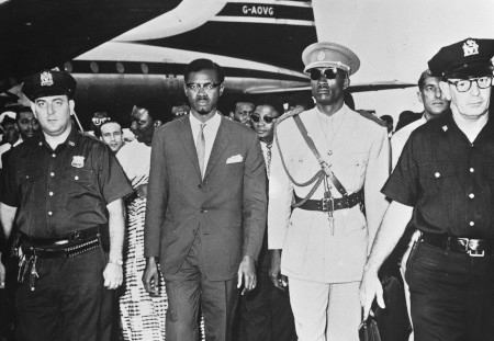 Premiärminister Patrice Lumumba anländer till New York 24 juli 1960 för att diskutera situationen i Kongo med bland annat FN:s generalsekreterare Dag Hammarskjöld.