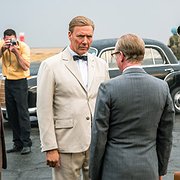 Generalsekreteraren Dag Hammarskjöld (Mikael Persbrandt) vid avfärden till Ndola 17 september 1961 då hans närmaste medarbetare Sture Linnér (Sven Ahlström) övertalas att stanna kvar.