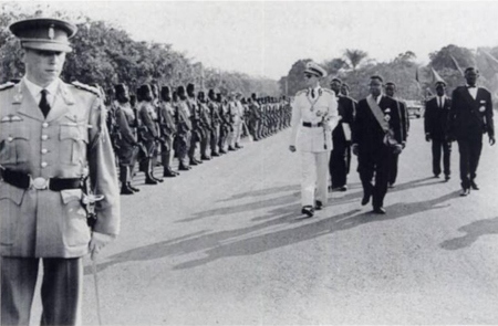 Den belgiske kungen Baudouin inspekterar kongolesiska soldater när han den 29 juni 1960 anländer till Léopoldville inför Kongos självständighet dagen efter.