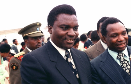 Rwandas diktator Juvénal Habyarimana besöker en flygbas i Maryland under sin resa till USA 1980.