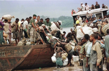 Rwandiska hutuer vid Ubundu flyr den 14 mars 1997 undan Laurent Kabilas rebeller och Rwandas armé.