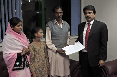 Ashiq Maseeh, make till Asia Bibi, och döttrarna Esham och Sidra träffar  ministern Shahbaz Bhatti (till höger) den 24 november 2010. Ministern mördades 2 mars 2011.